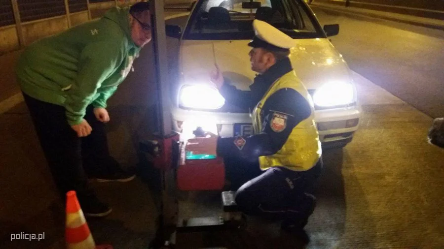 Policja co jakiś czas sprawdza ustawienie świateł w samochodach.