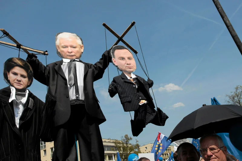 Polacy manifestują dzisiaj w Warszawie przeciwko polityce rządu Prawa i Sprawiedliwości.