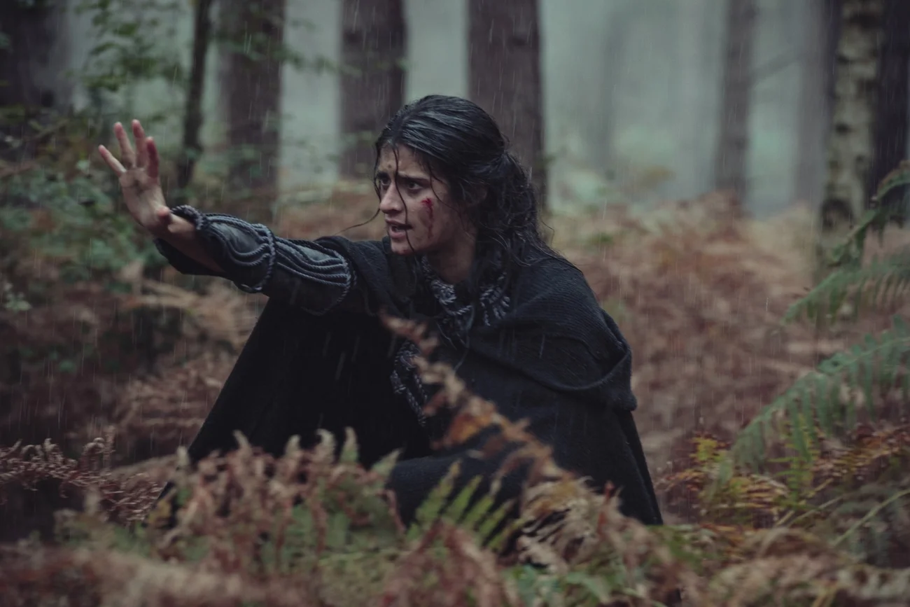 Anya Chalotra jako Yennefer w serialu "Wiedźmin".