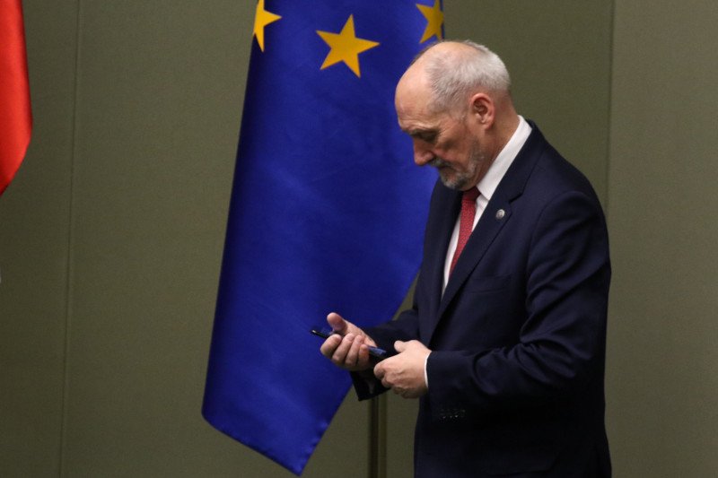 "Antoni Macierewicz była jak porażony". Kolejne kulisy dymisji Antoniego Macierewicza.
