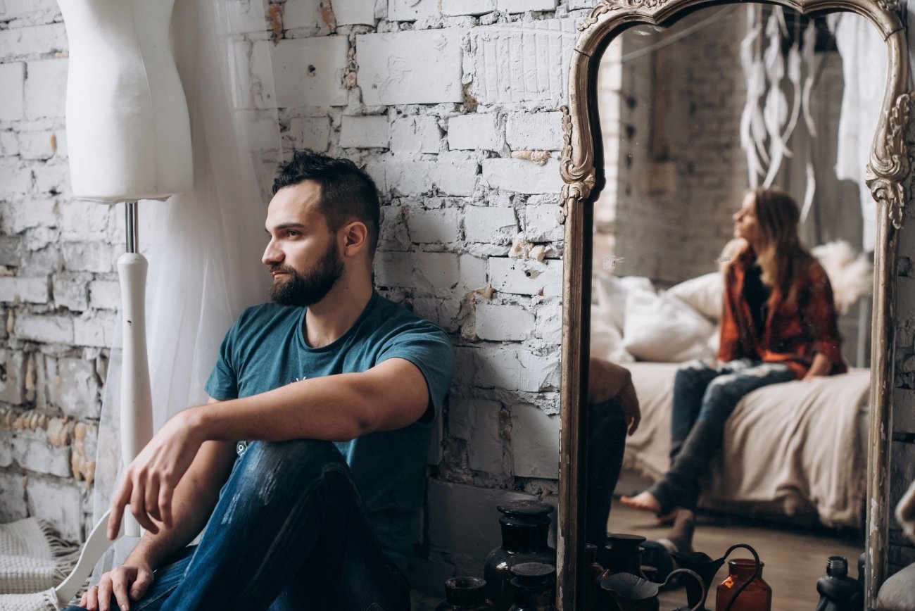 Czy warto walczyć o rozpadający się po śmierci dziecka związek? A może jednak lepszym rozwiązaniem będzie rozstanie? Takie pytania stawia pisarka Magdalena Majcher w swojej najnowszej książce "Po tamtej stronie lustra".