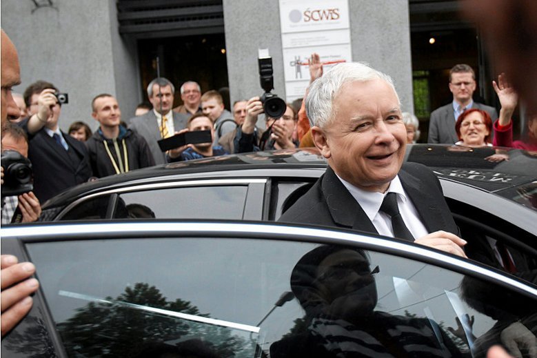 Kierowca Jarosława Kaczyńskiego miał grozić policjantowi zwolnieniem z pracy. Maciej Lasek przypomniał podobną sytuację sprzed lat.