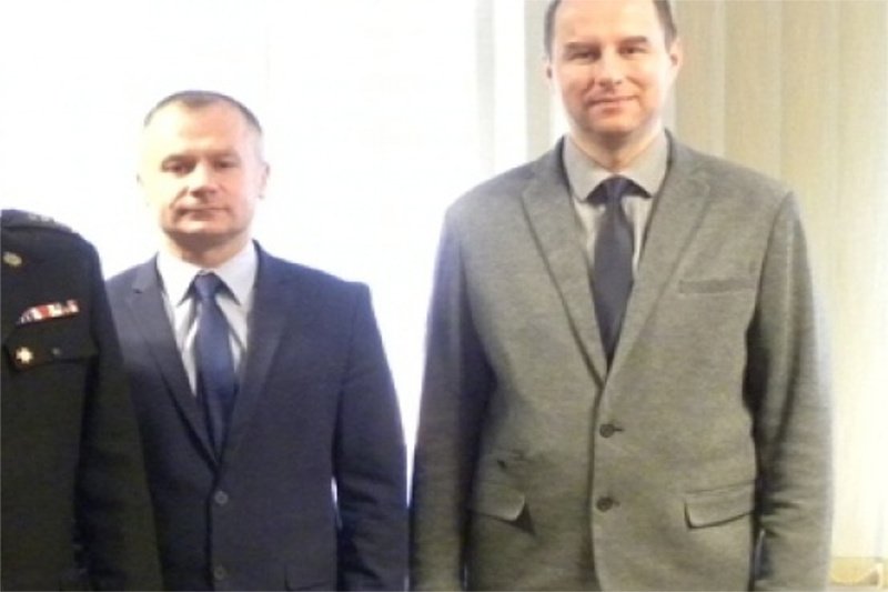 Burmistrz Sławomir Plis (z prawej) i starosta Dariusz Piotrowski (z lewej) zawierzyli samorząd Jezusowi.