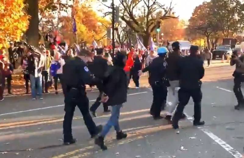 Policja zatrzymała kilkadziesiąt osób.