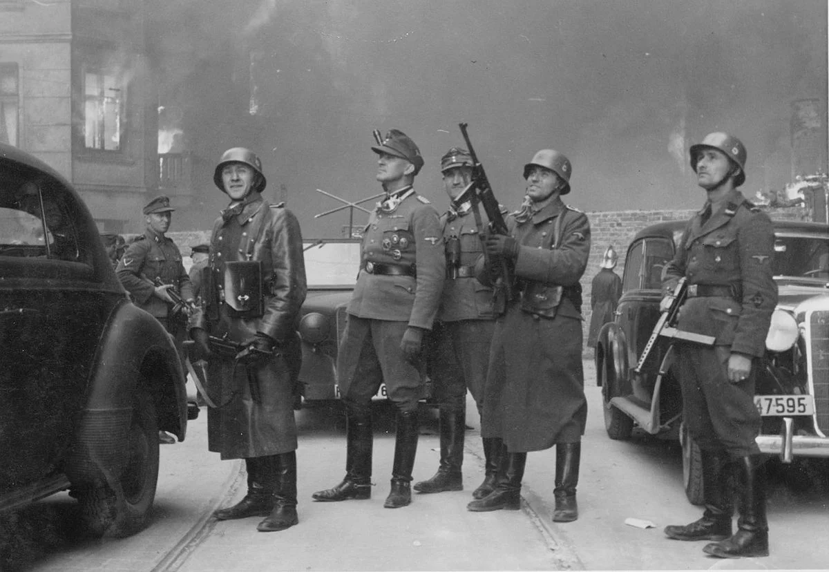 Powstanie w getcie warszawskim - Fotografia z Raportu Jürgena Stroopa do Heinricha Himmlera z maja 1943. Josef Blösche na zdjęciu pierwszy z prawej.