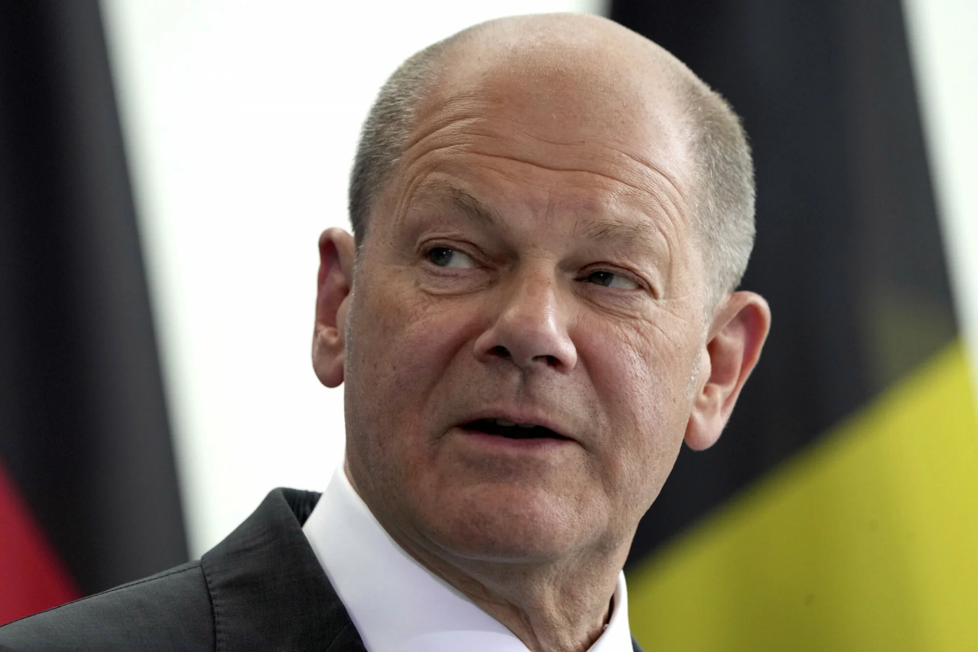 Prezydent Ukrainy Wołodymyr Zełenski poinformował, że prowadzi regularne rozmowy z kanclerzem Niemiec Olafem Scholzem. Kanclerz Niemiec Olaf Scholz.