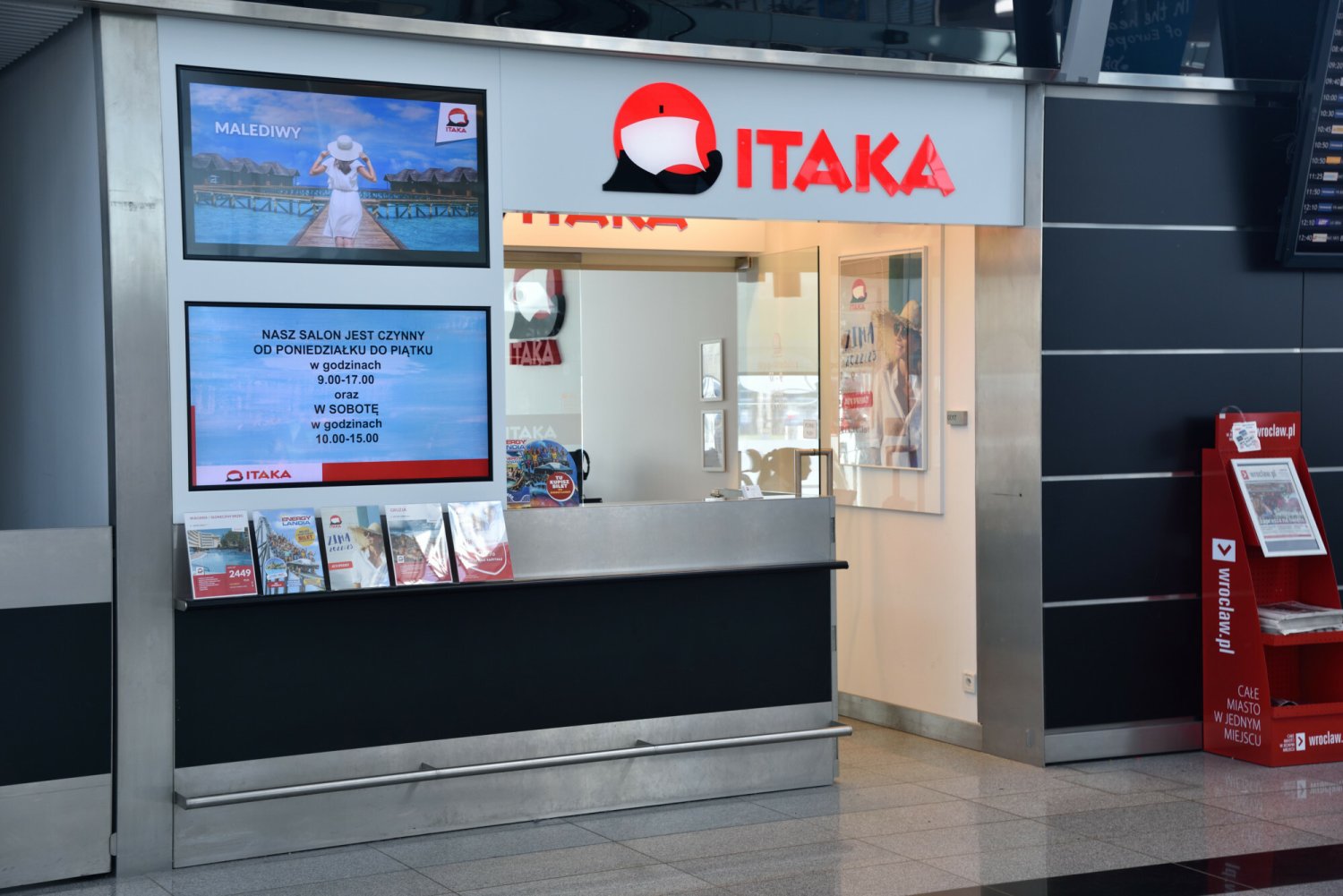 Polskie biuro podróży Itaka ma poważny problemy przez chaos w branży lotniczej.