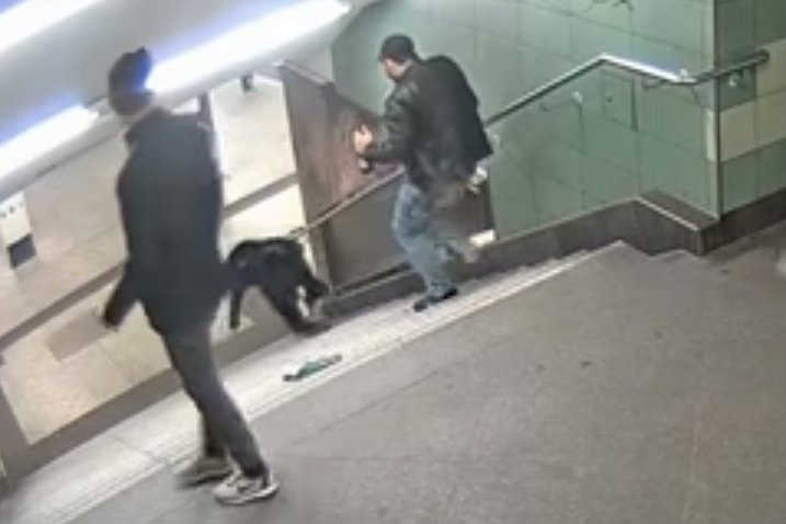 Jednym z bohaterów klipu wyborczego PiS ma być uchodźca, który atakuje kobietę. W rzeczywiście było to legalnie pracujący w Niemczech Bułgar.