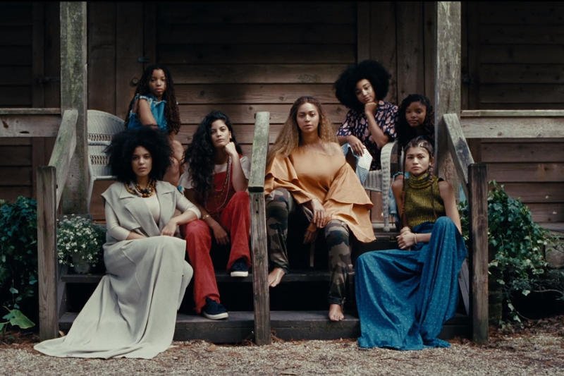 Bey ze swoim gangiem kobiet silnych.