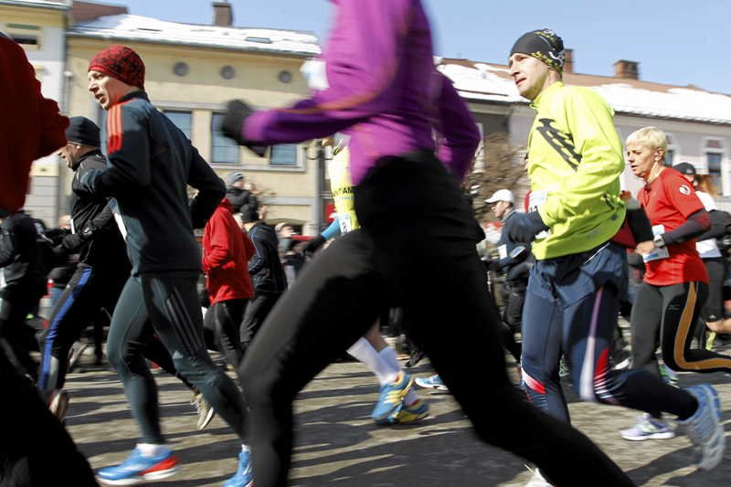 Dziesiątki tysięcy biegaczy udowadniają, że bieganie nie jest nudne. Na zdjęciu Półmaraton w Żywcu.