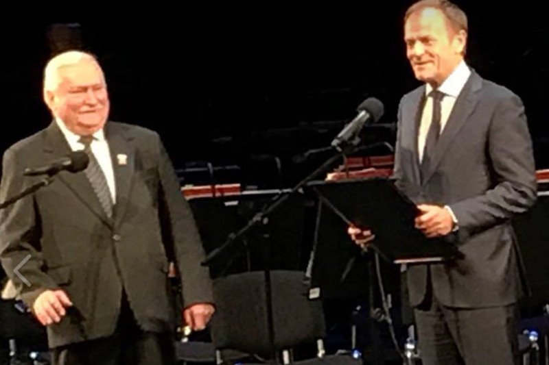 Urodziny Lecha Wałęsy. Donald Tusk przywiózł niezwykły prezent.