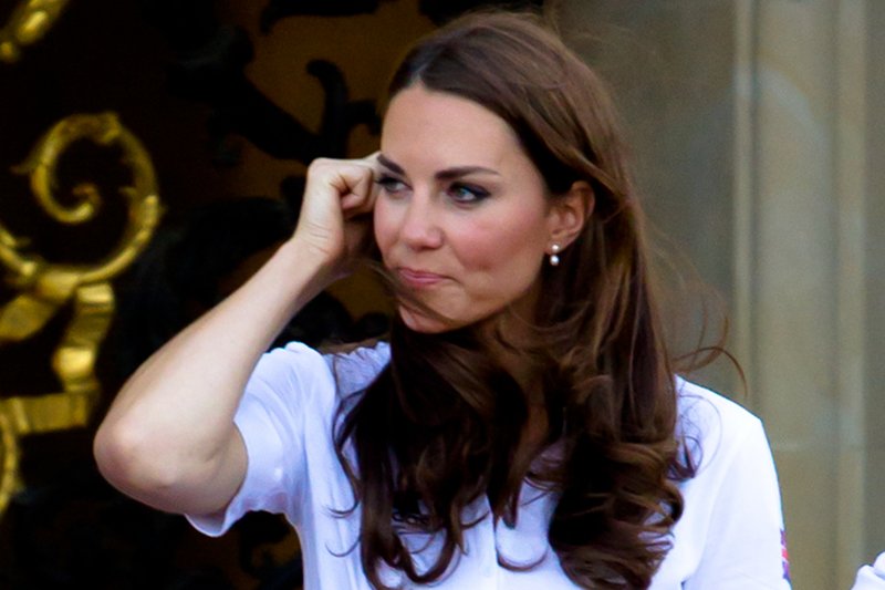 Dziennikarze, którzy podając się za królową Elżbietę II zadzwonili do szpitala, aby dowiedzieć się o zdrowie księżnej Kate, zostali zawieszeni.