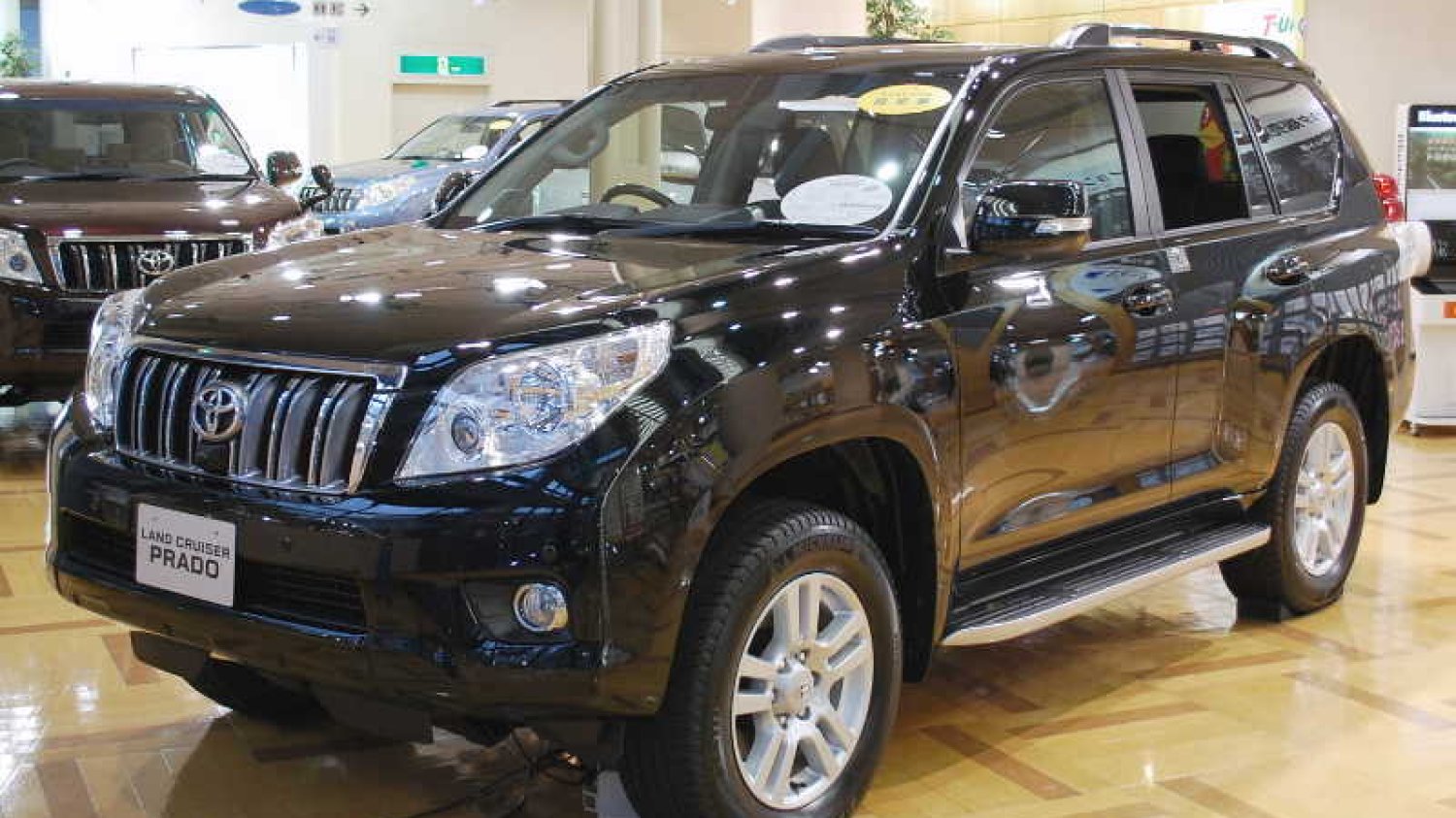 Polska ambasada w Kabulu sprzedaje opancerzoną toyotę.