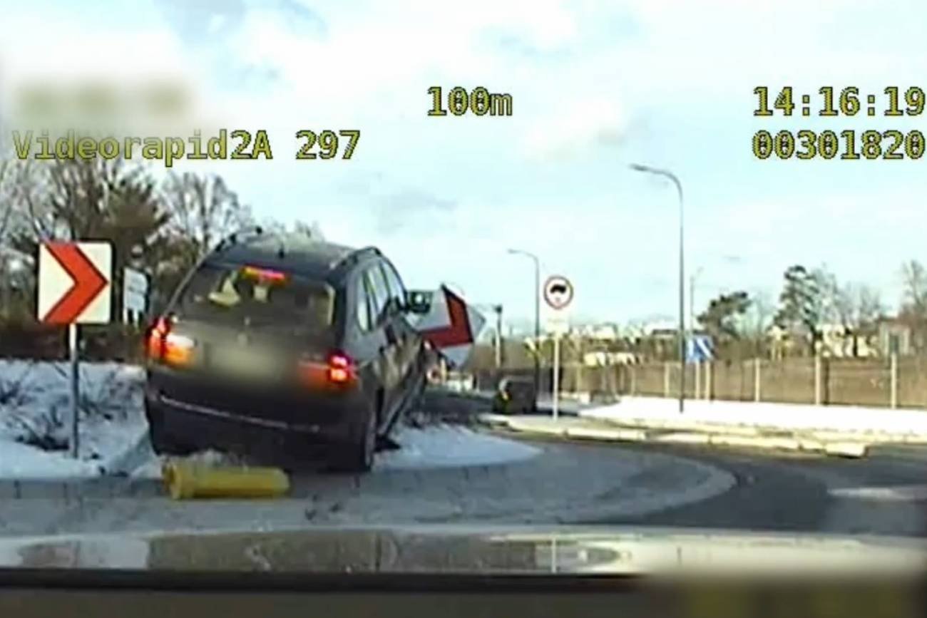 Warszawa: kierowca BMW wjechał na rondo. Zawisł na wysepce