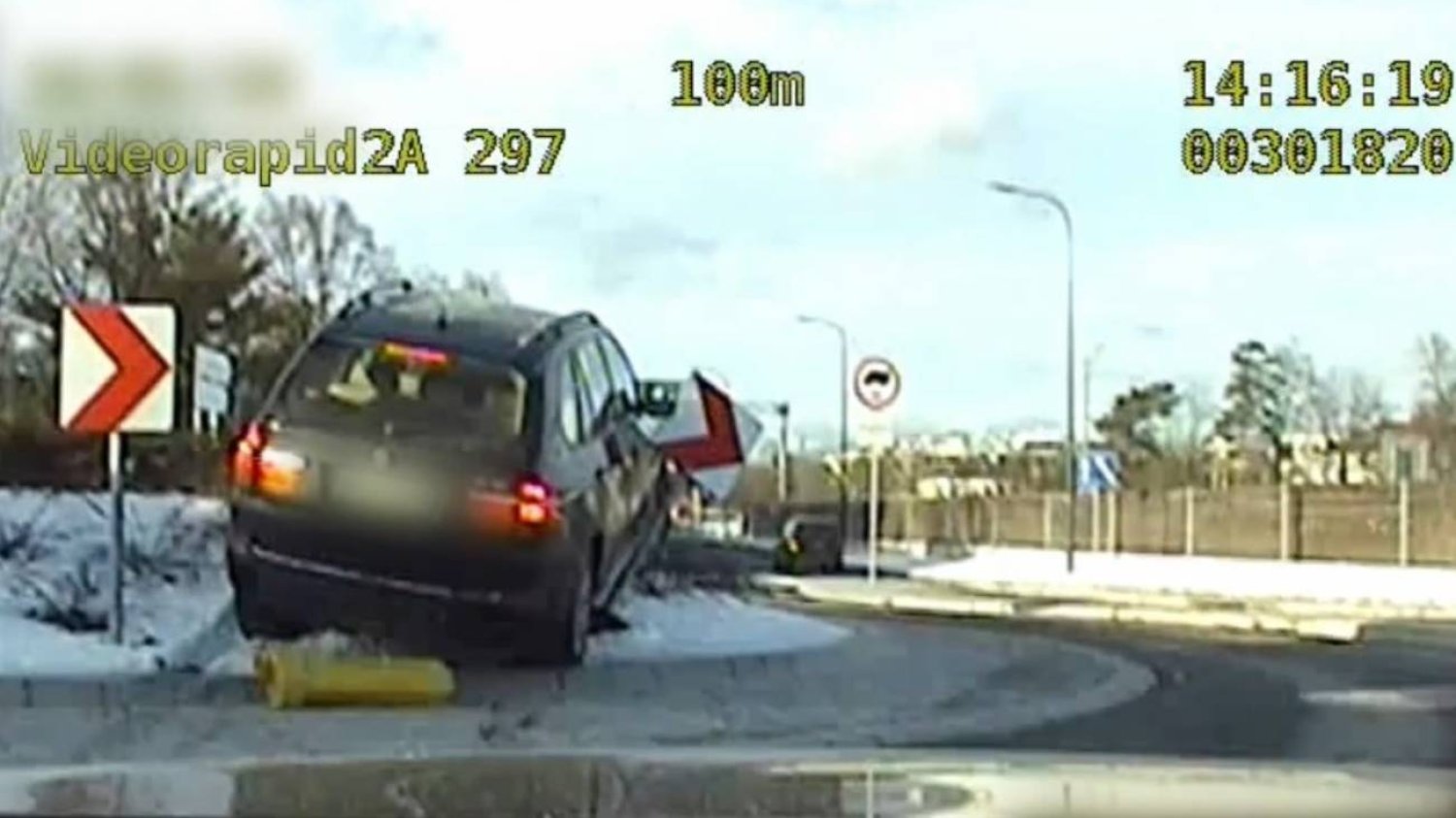 Warszawa: kierowca BMW wjechał na rondo. Zawisł na wysepce