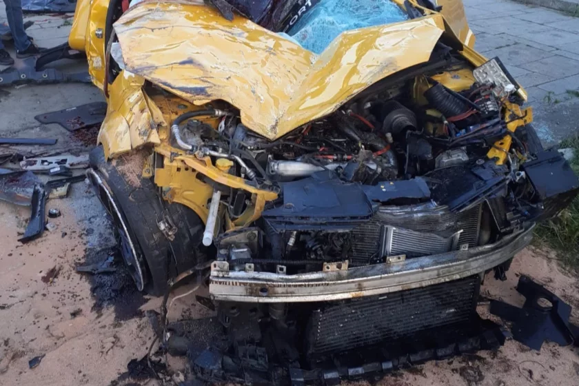 rozbite żółte Renault Megane RS