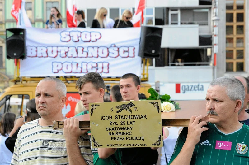 "Ratunku! Policja!". Paraliżująca prawda o paralizatorach, czyli jak policja kiepsko tłumaczy się z użycia tasera.