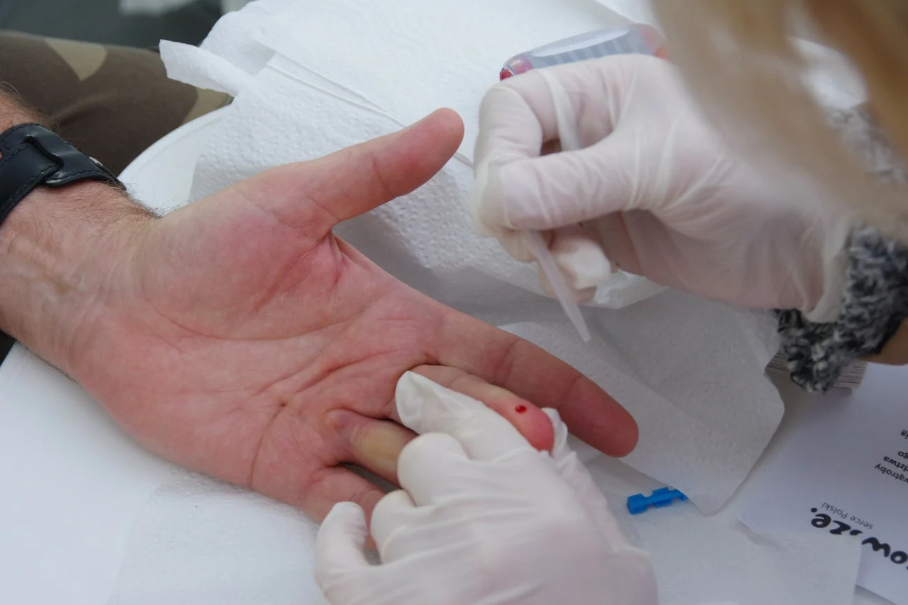 Kropla krwi z opuszka palca i kilka minut. Test w kierunku HCV można zrobić "przy okazji" wizyty u lekarza POZ.