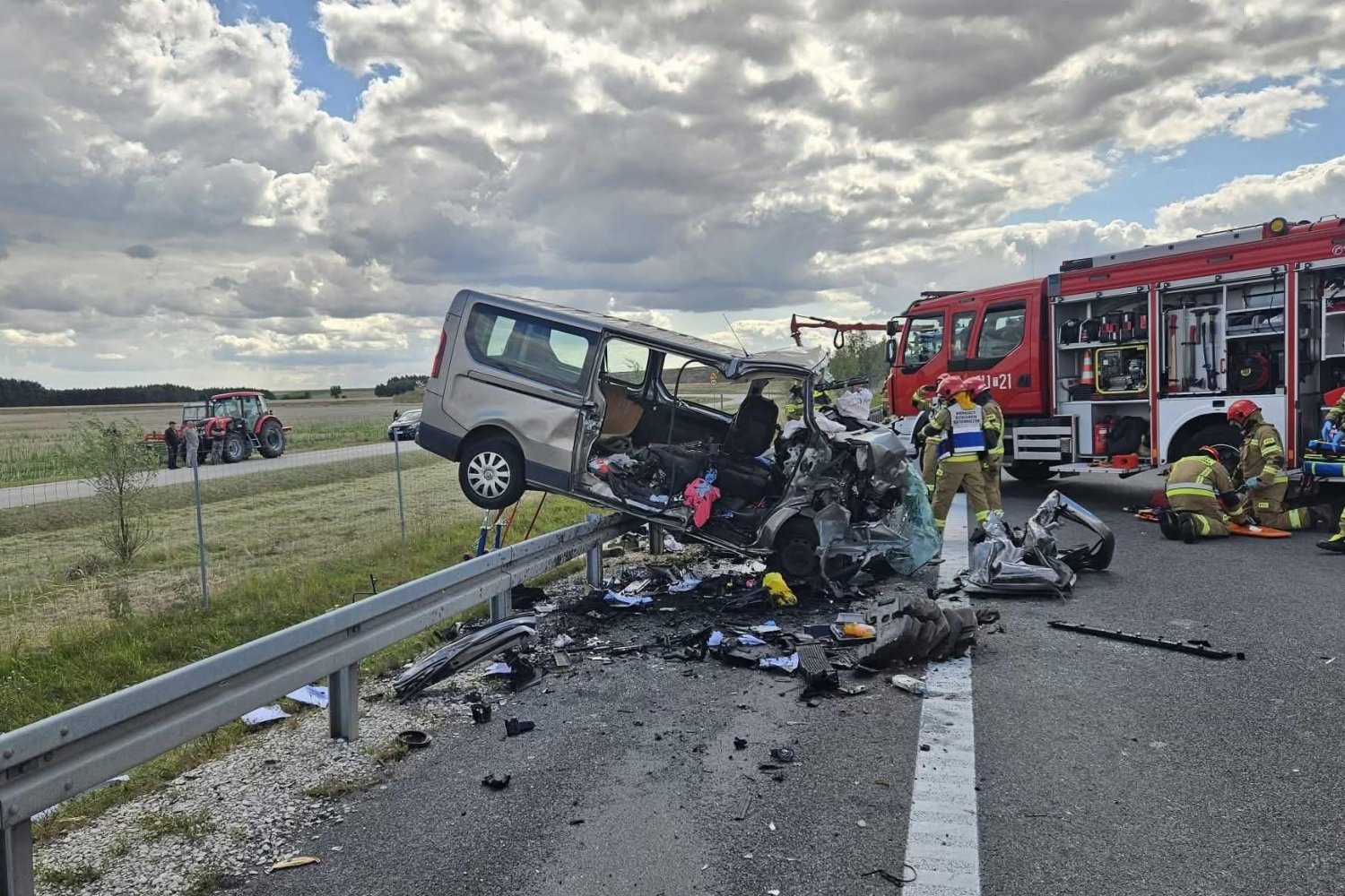 Bus zderzył się z ciągnikiem na S7. Cztery osoby nie żyją