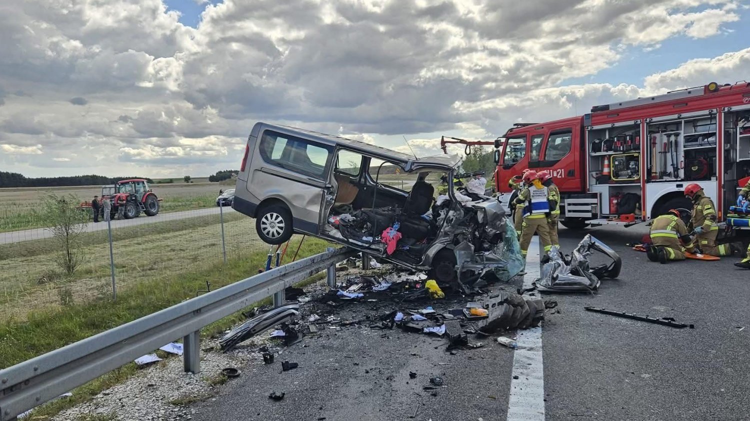 Wypadek na S7 w miejscowości Mierzawa. Nie żyją 4 osoby Bus zderzył się z ciągnikiem na S7. Cztery osoby nie żyją