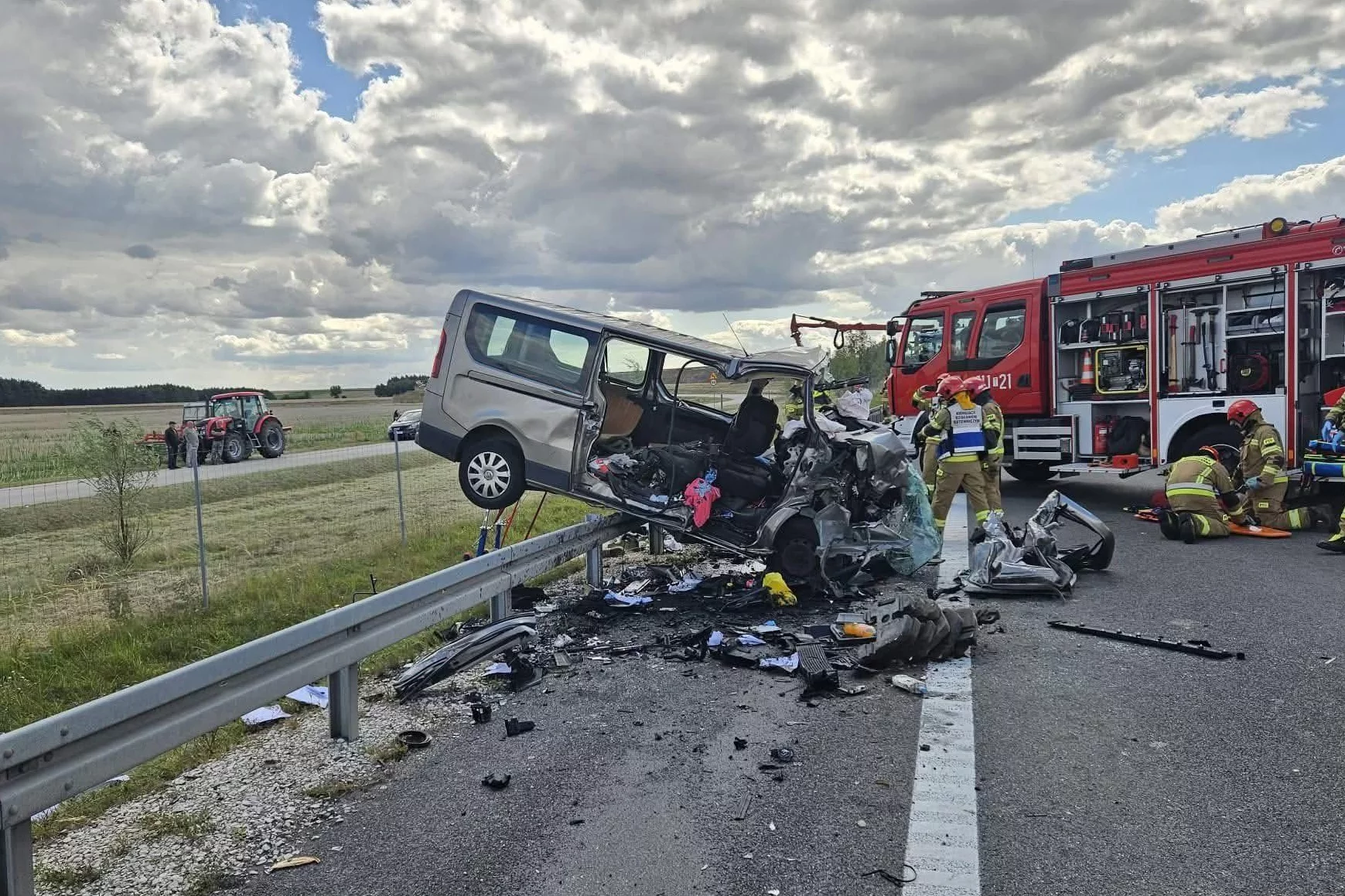 Wypadek na S7 w miejscowości Mierzawa. Nie żyją 4 osoby Bus zderzył się z ciągnikiem na S7. Cztery osoby nie żyją
