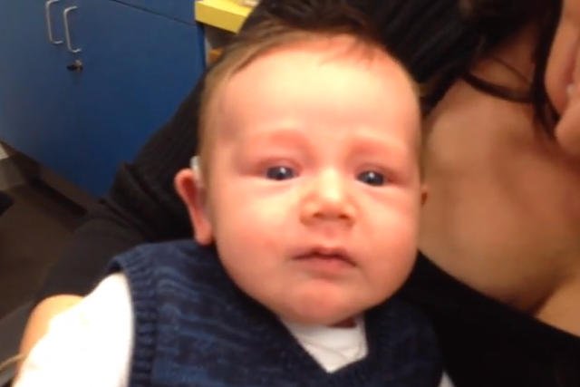 Siedmiotygodniowy Lachlan słyszy po raz pierwszy