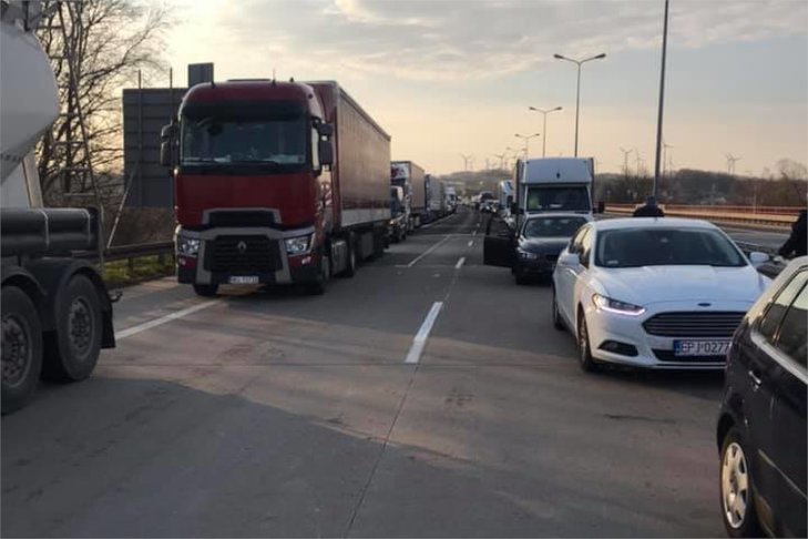 Ogromne korki na granicy polsko-niemieckiej. Utknęło też wielu obywateli Litwy, Łotwy i Estonii.