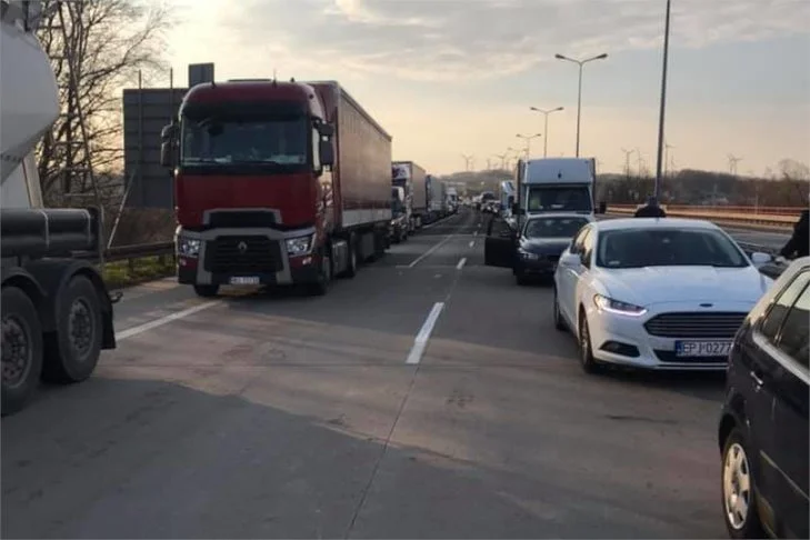 Ogromne korki na granicy polsko-niemieckiej. Utknęło też wielu obywateli Litwy, Łotwy i Estonii.