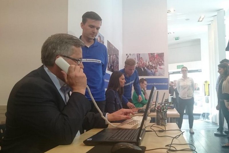 "Telefon do przyjaciela" to nowa inicjatywa w kampanii Bronisława Komorowskiego, która ma zachęcić wyborców do głosowania na niego 24 maja.