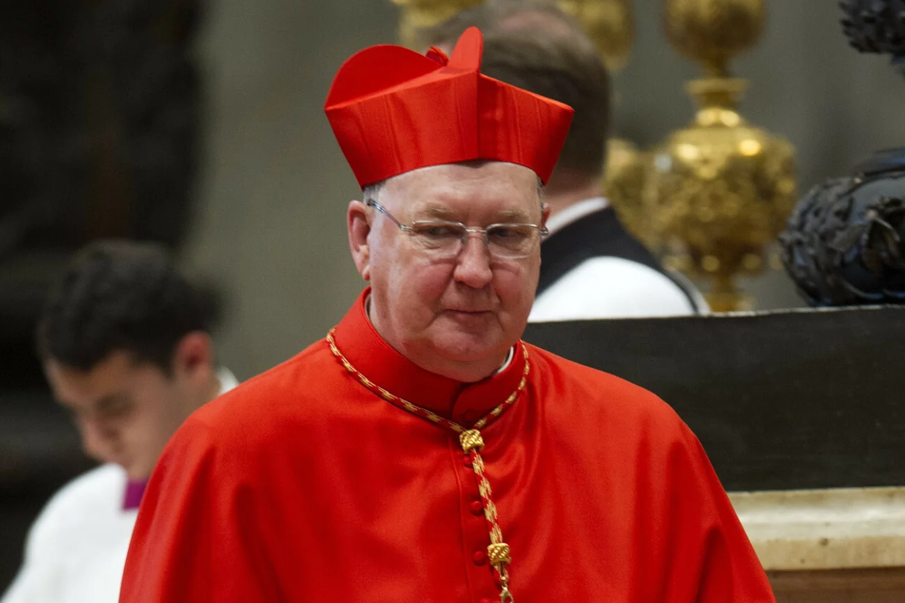 To on rządzi teraz Kościołem. Na barkach kardynała Kevina Farrella spoczywa duża odpowiedzialność. Po śmierci Papieża Franciszka Watykanem zarządza kamerling. Kim jest kardynał Kevin Farrell?