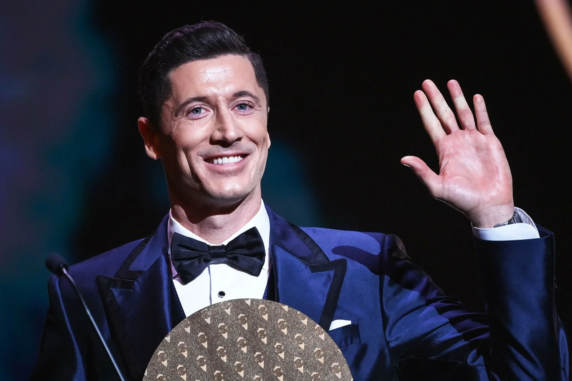 Robert Lewandowski nie dostał Złotej Piłki, ale wymyślono specjalną nagrodę dla najlepszego napastnika, którą zgarnął