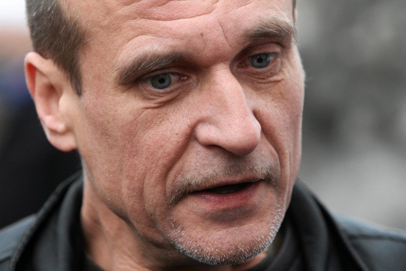 Paweł Kukiz próbuje ugasić emocje po aferze, jaka rozpętała się w Sieci po opublikowaniu przerobionego zdjęcia w garniturze.