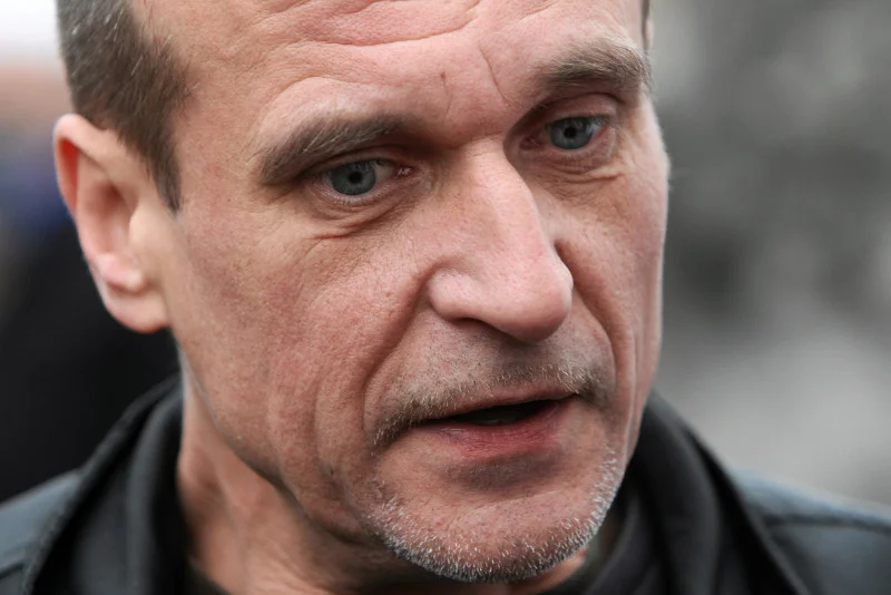 Paweł Kukiz próbuje ugasić emocje po aferze, jaka rozpętała się w Sieci po opublikowaniu przerobionego zdjęcia w garniturze.