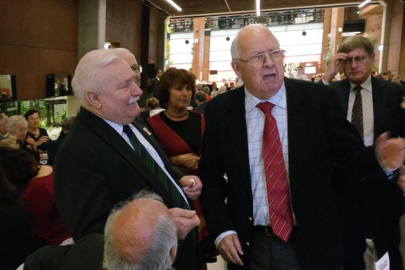 Na bankiecie pojawiło się prawie 350 osób. Byli to politycy z całego świata, dziennikarze, byli opozycjoniści.