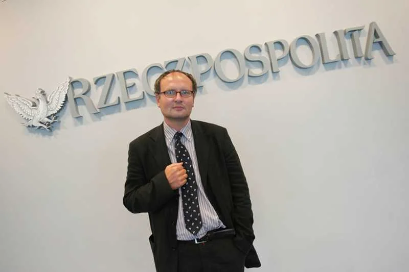 W 2006 roku Paweł Lisicki zaczął swoje rządy w "Rzepie" od zwolnienia kilkudziesięciu dziennikarzy. W 2013 roku sąd uznał, że miało to zabezpieczyć polityczne interesy PiS.