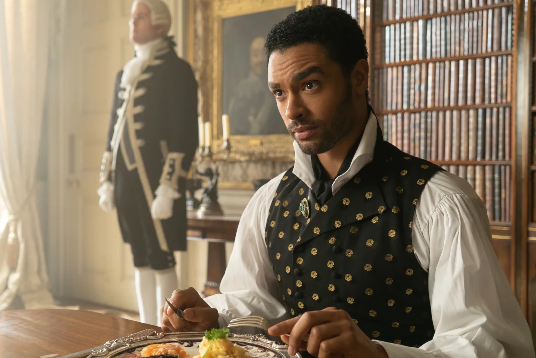 Czy serialowy Simon Basset (Regé-Jean Page) będzie filmowym Jamesem Bondem?