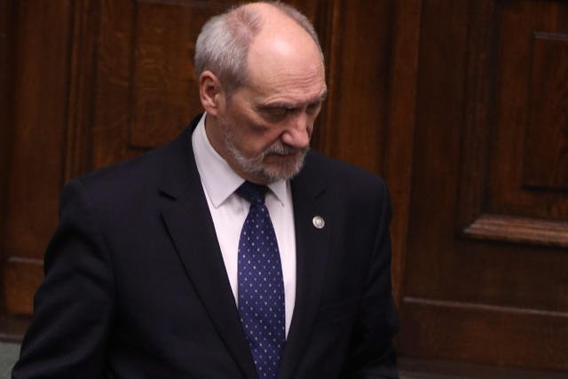 Szef MON wysłał smoleńskich prokuratorów do innych jednostek