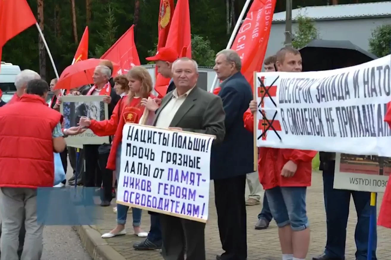 Skandaliczna pikieta w Katyniu. Białoruską delegację powitały antobiałoruskie i antypolskie transparetny.