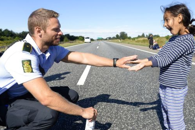 Duński policjant i mała Syryjka
