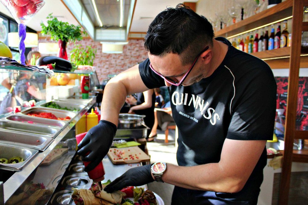 Mahmoud "Mike" znowu został zaatakowany. W nocy napastnicy włamali się do jego restauracji.