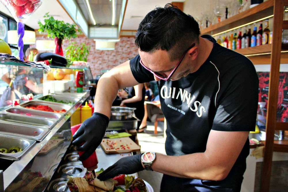 Mahmoud "Mike" znowu został zaatakowany. W nocy napastnicy włamali się do jego restauracji.