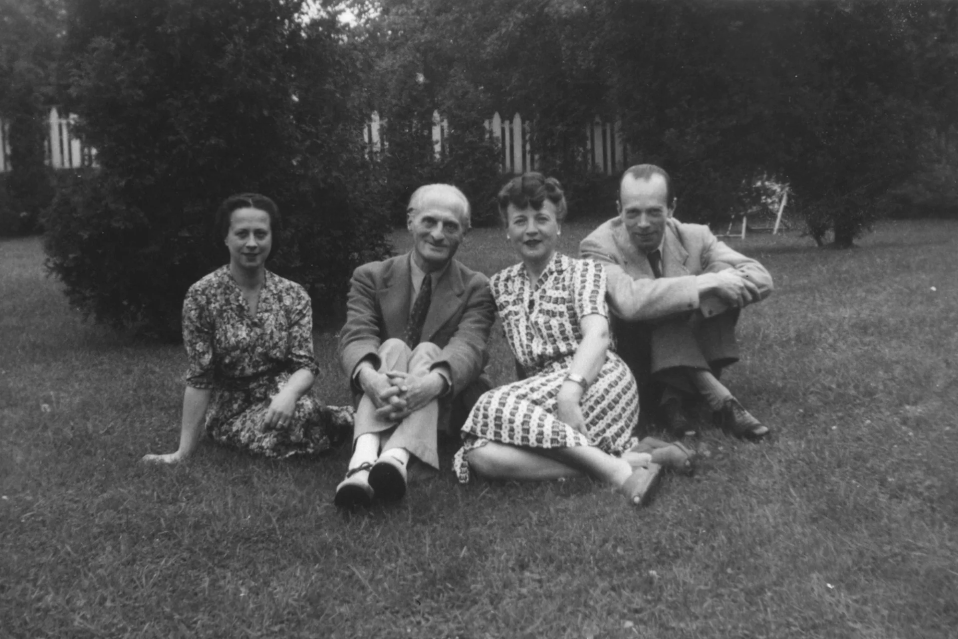 Irena Tuwim z bratem, bratową, której nigdy nie polubiła i ukochanym mężem Julianem Stawińskim, o którym pisała J., by odróżnić jego imię od imienia brata. Toronto 1945 r.