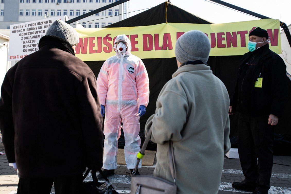 W szpitalu zakaźnym we Wrocławiu przy ul. Koszarowej zmarł mężczyzna w średnim wieku zakażony koronawirusem.