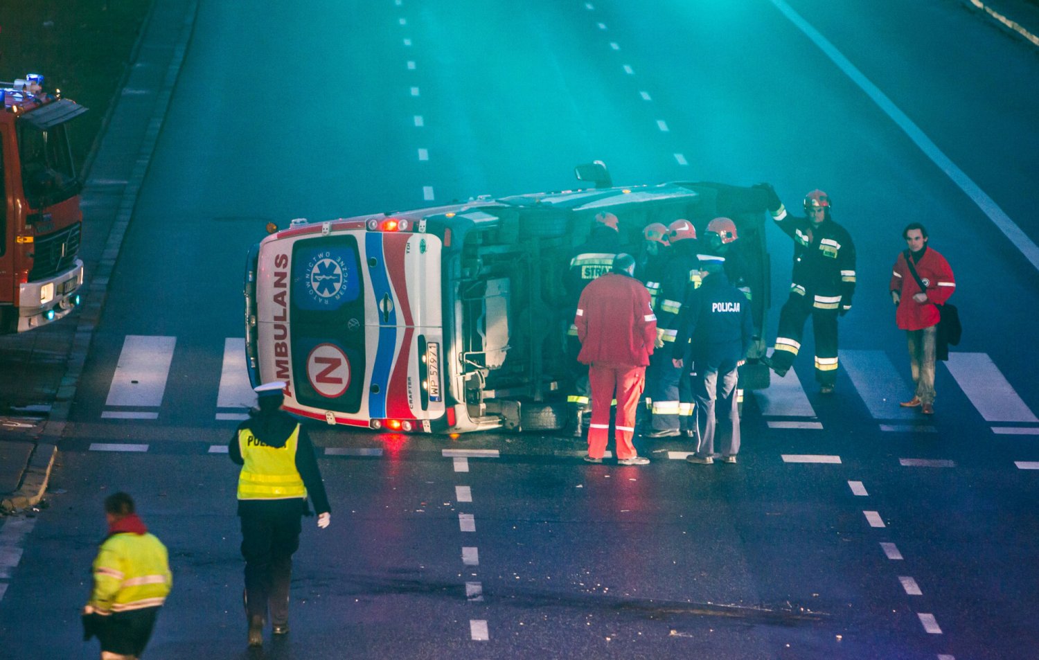 Do wypadku karetki i dwóch aut osobowych doszło w Warszawie na ulicy Puławskiej.