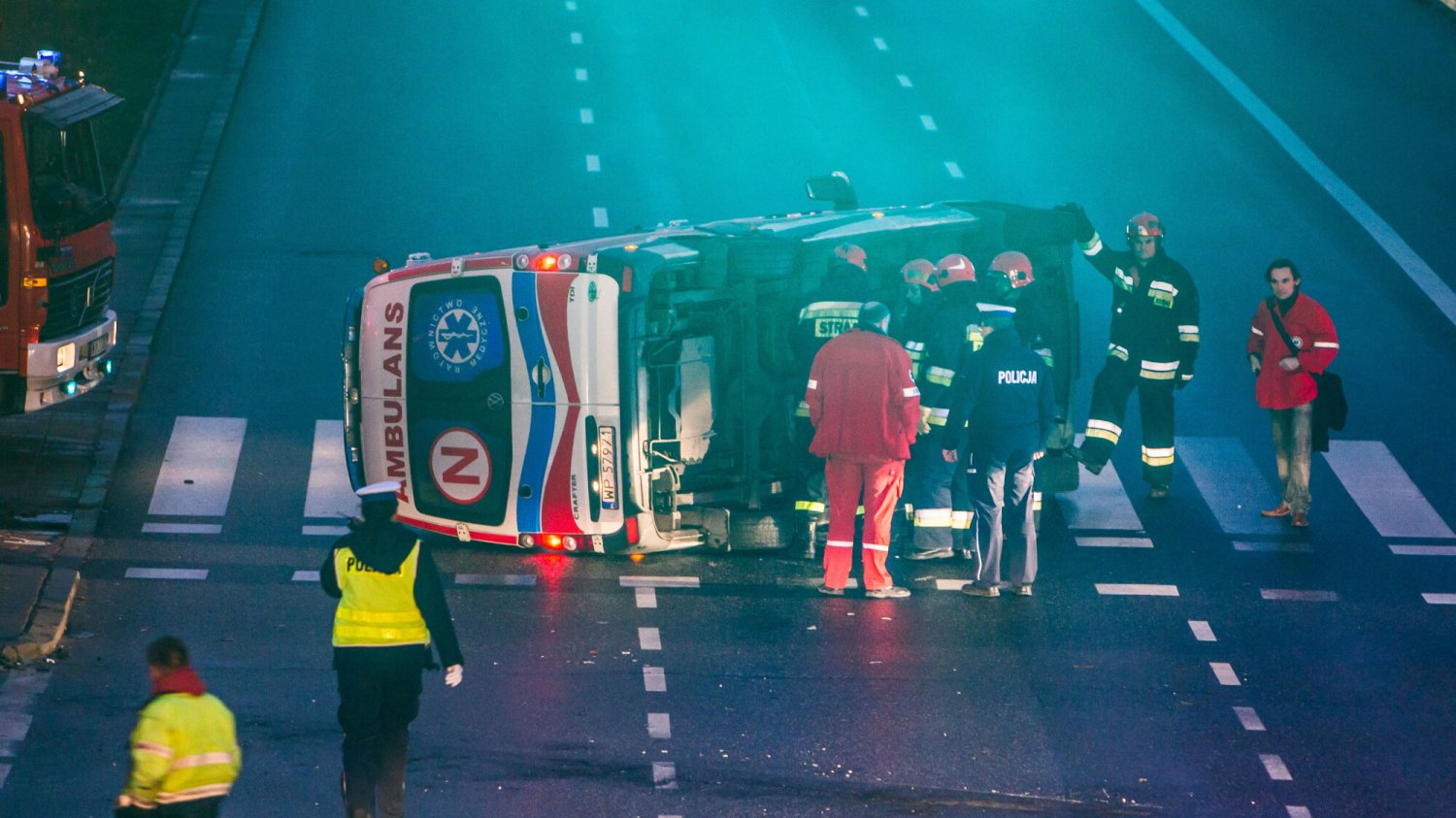 Do wypadku karetki i dwóch aut osobowych doszło w Warszawie na ulicy Puławskiej.