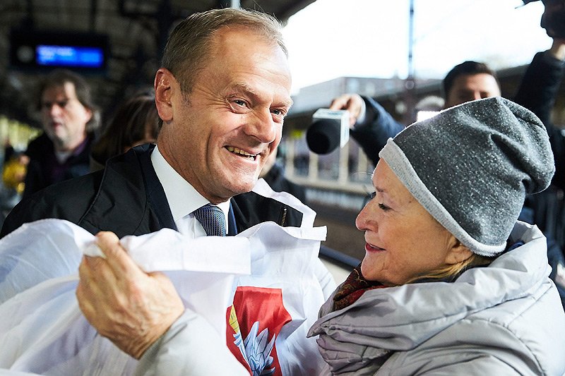 Najnowszy sondaż wskazuje, że po powrocie z Brukseli Donald Tusk z łatwością odbierze Andrzejowi Dudzie fotel prezydenta.