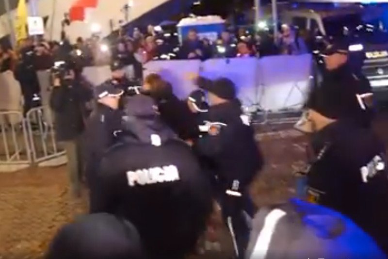 Policja kieruje do sądu 38 wniosków o ukaranie protestujących przed Senatem. Zarzuty – tamowanie ruchu.
