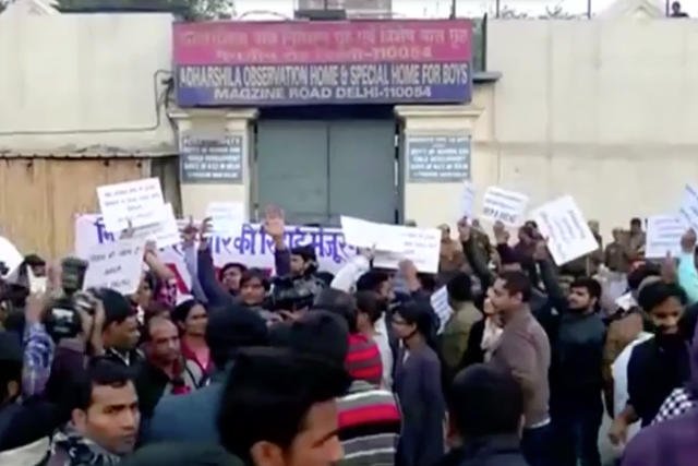 Protestujący pod zakładem poprawczym, w którym jeden z oprawców napadniętej kobiety, ze względu na swój młody wiek, spędził tylko...3 lata.