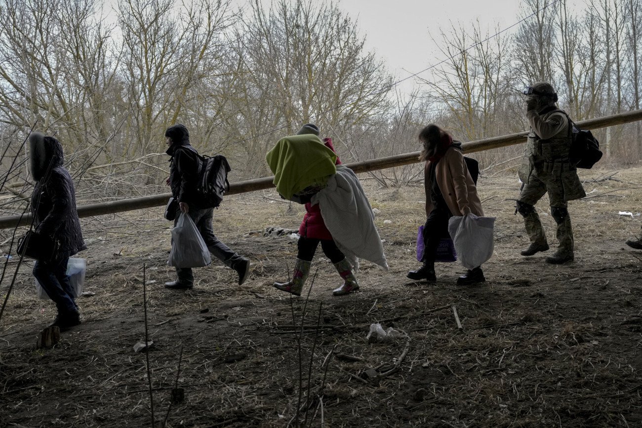 Cywile uciekają z opanowanego przez Rosjan Chersonia, gdzie okupanci mają przeprowadzić w czwartek "referendum".