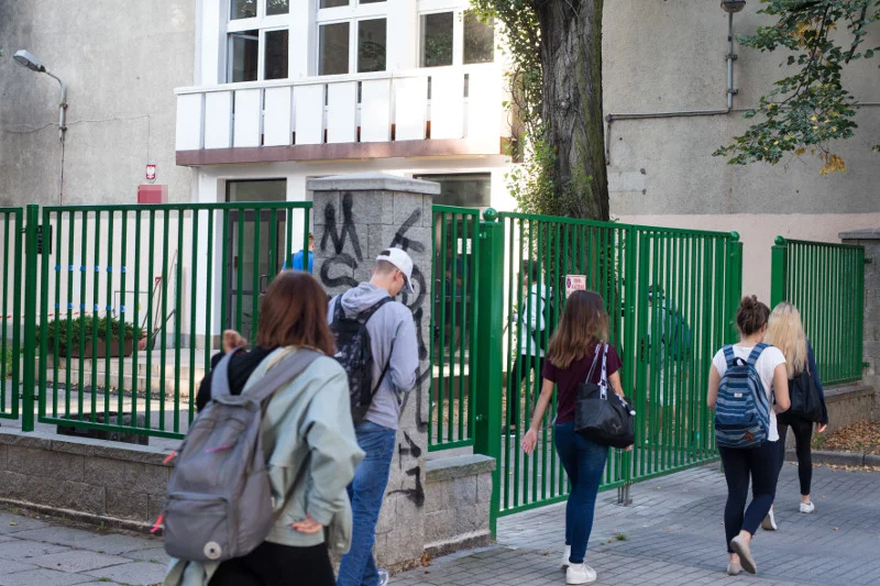Czy szkoła ma prawo pytać o to, gdzie dziecko spędzało ferie?